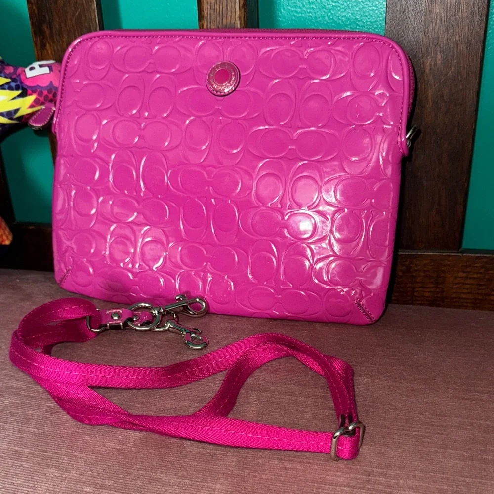 💕💕💕💕Coach Fuchsia Embossed IPAD Bag